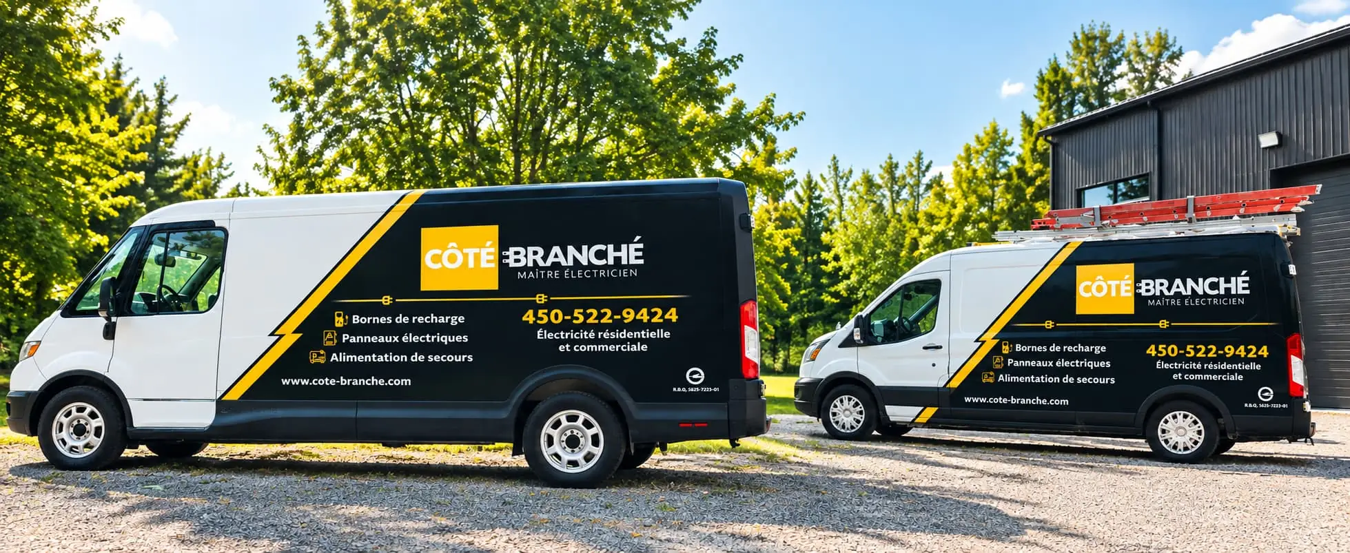 Deux camionnettes Côté Branché, maître électricien, stationnées devant une maison moderne